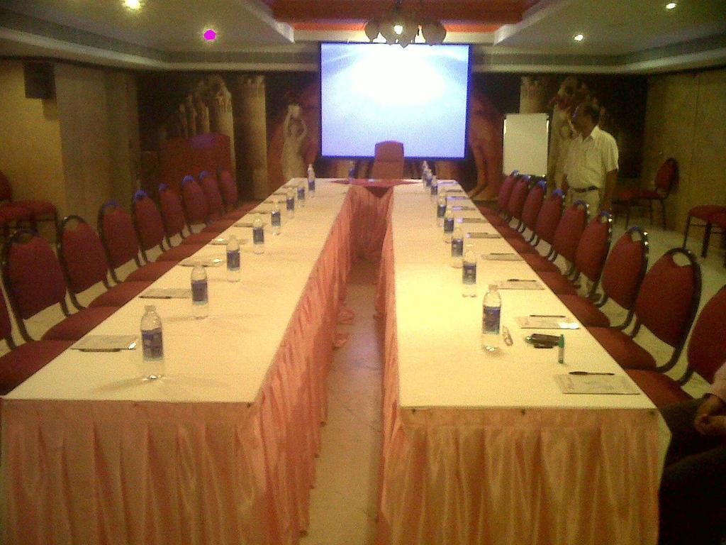 Hotel Pigeon International Bangalore Buitenkant foto
